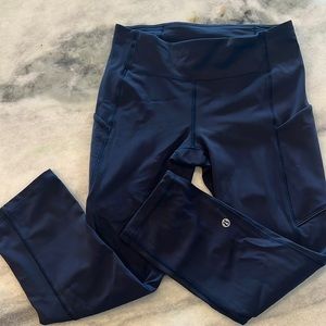 Navy Lululemon cropped leggings with side pockets